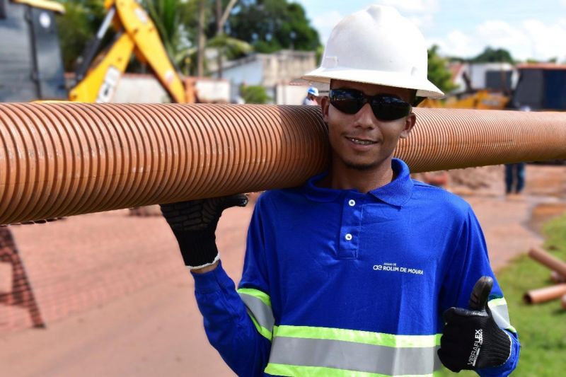 Rolim de Moura: rua Guaporé recebe 2 mil metros de redes de esgoto   